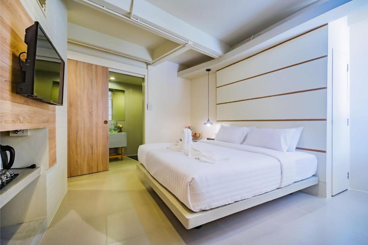 Hotel October Пхукет Экстерьер фото