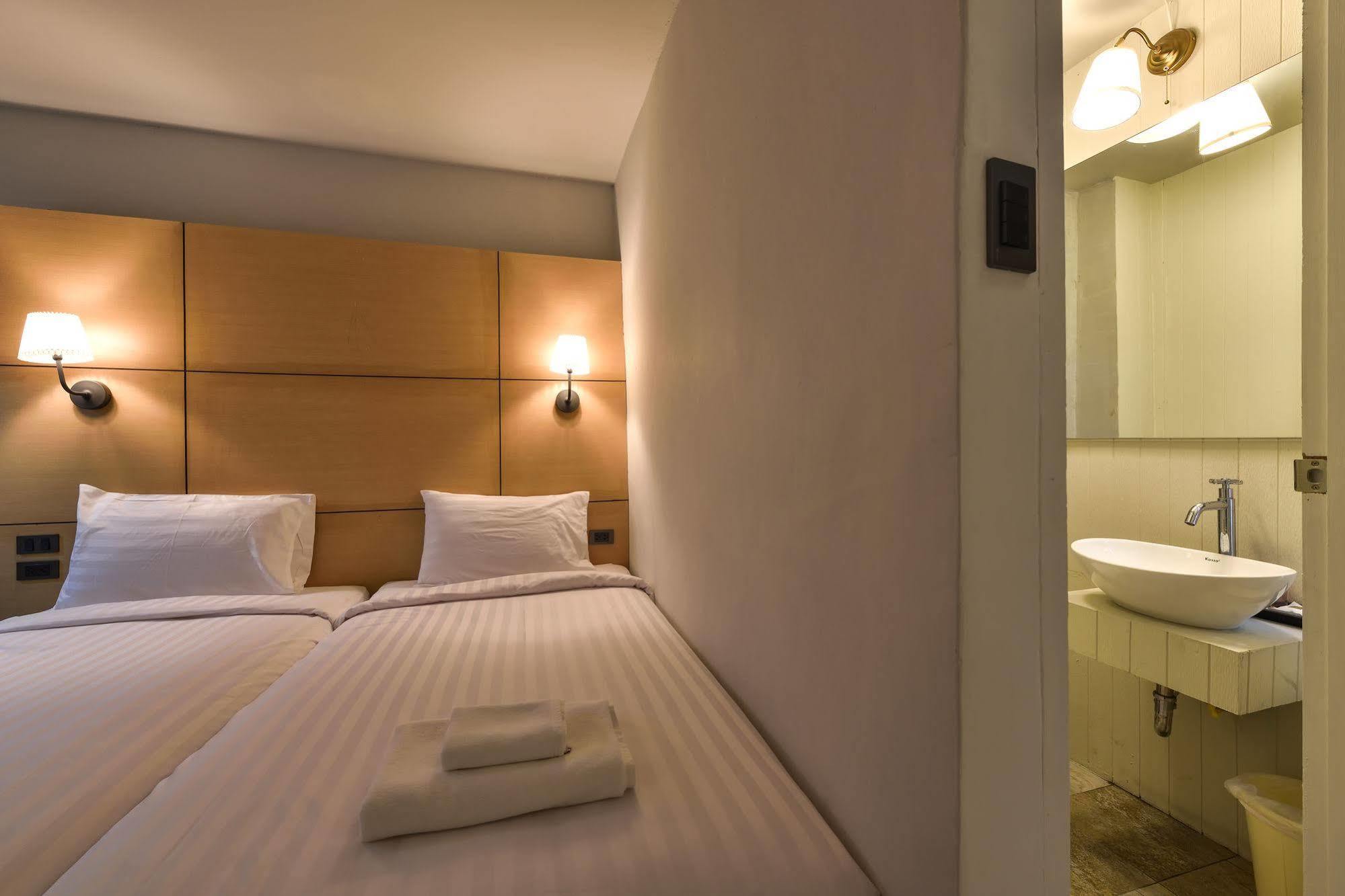 Hotel October Пхукет Экстерьер фото