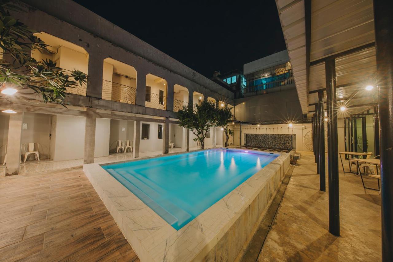 Hotel October Пхукет Экстерьер фото