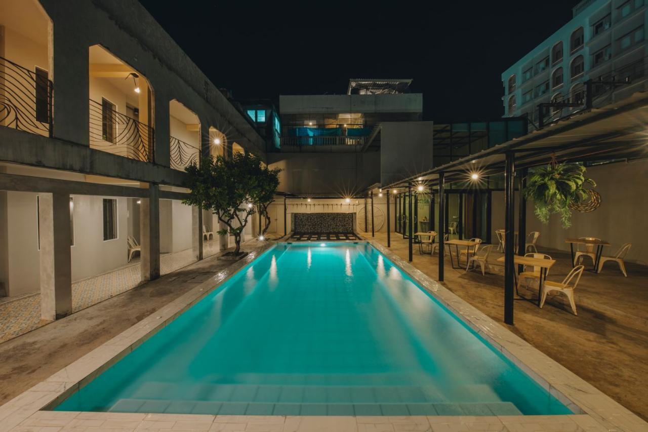 Hotel October Пхукет Экстерьер фото